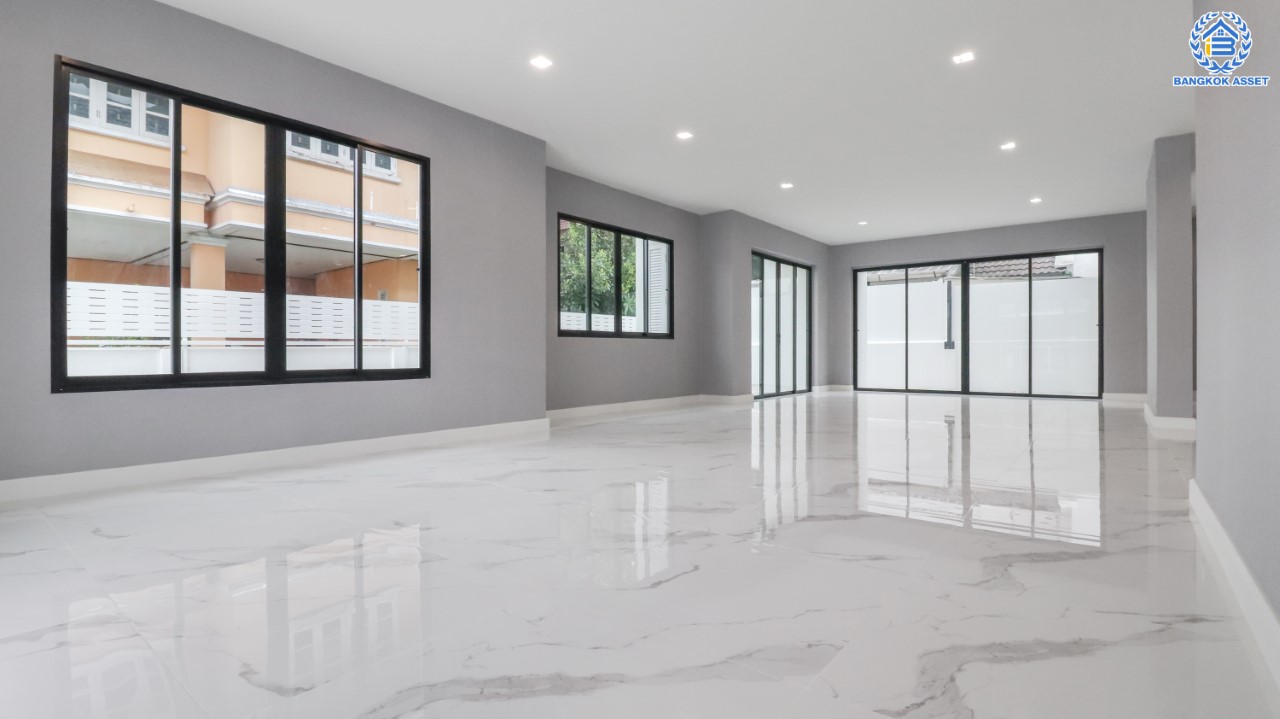 คฤหาสน์มือสองตกแต่งใหม่ #หลังมุม โครงการ บ้านภาณุ ปิ่นเกล้า-ตลิ่งชัน เนื้อที่ 135.5 ตร.ว. ฟังก์ชันจัดเต็ม 5 ห้องนอน 5 ห้องน้ำ จอดรถได้ 4 คัน บนพื้นที่ใช้สอยเกือบ 460 ตร.ม. พร้อมพื้นที่สนามหญ้ากว้างกว่า 100 ตร.ม. ตอบโจทย์ครอบครัวใหญ่ บนทำเลศักยภาพ เชื่อมต่อทั้งถนนกาญจนาภิเษก และทางคู่ขนานลอยฟ้าบรมราชชนนี ใกล้สถานีขนส่งสายใต้ใหม่ และเซ็นทรัลปิ่นเกล้า